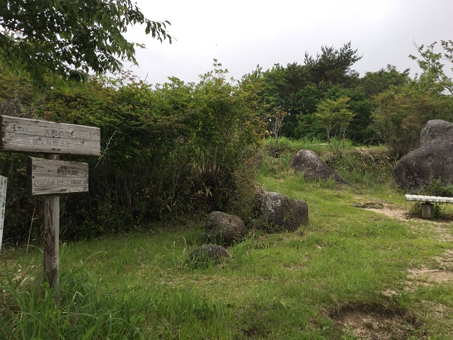 ひらけた登山道の案内板