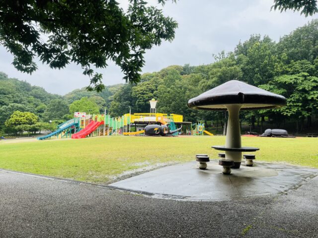 キノコの休憩所と大型遊具