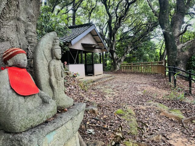 並ぶ地蔵尊
