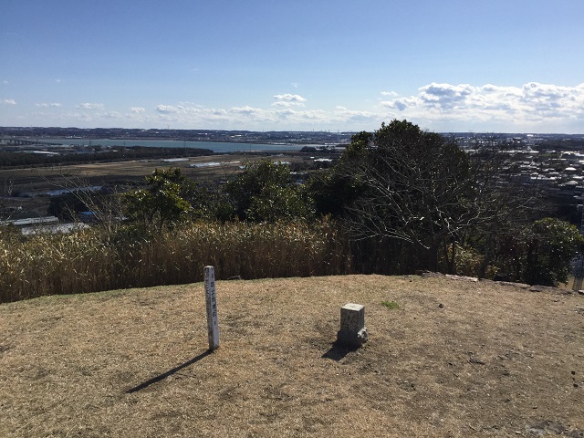 広々とした丘の三角点