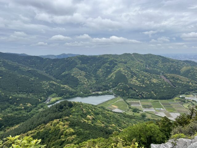石巻山頂から見る昼の三ツ口池