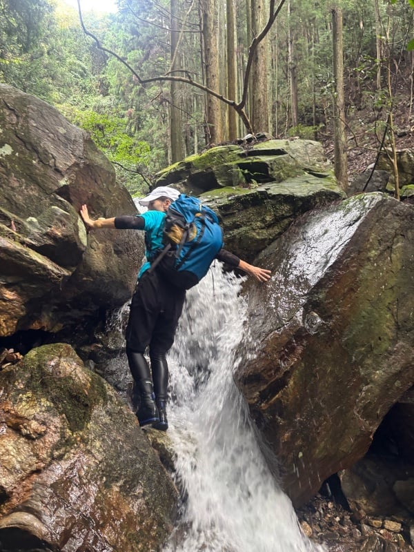 本宮山の滝を登る人