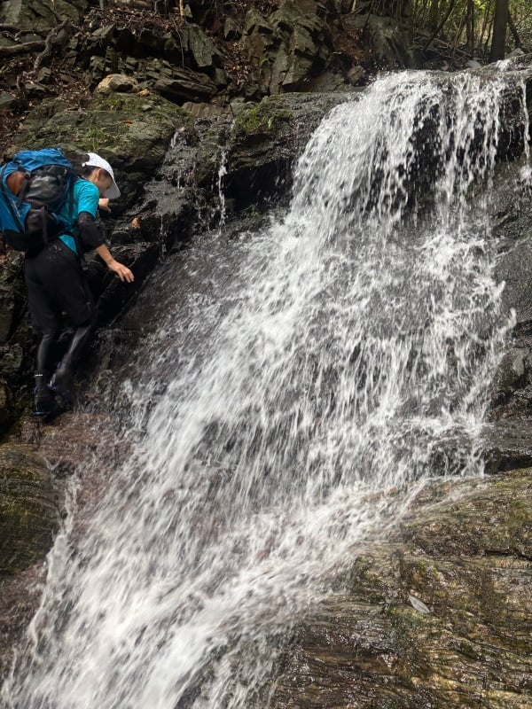 本宮山の滝を登る人