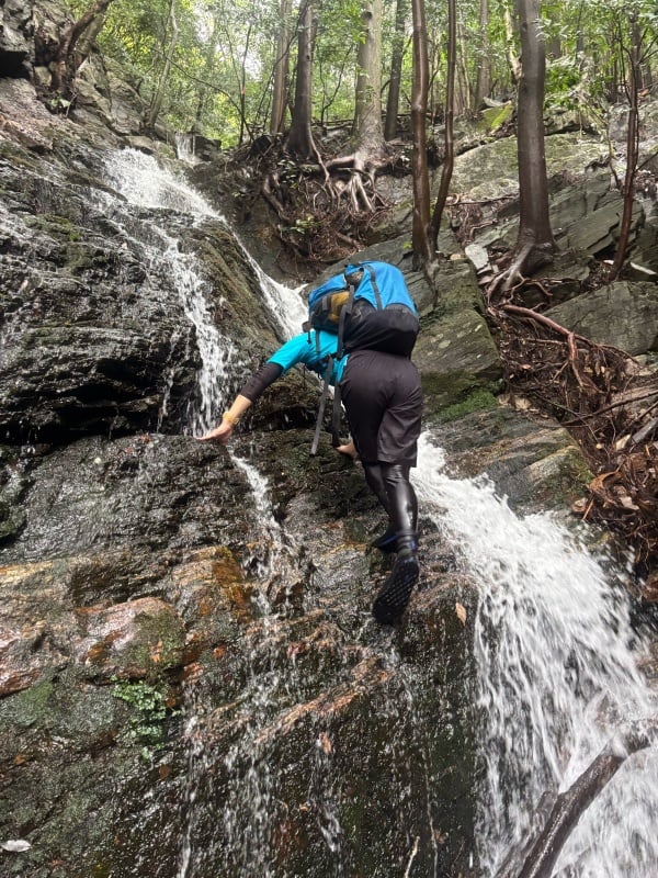 本宮山の滝を登る人