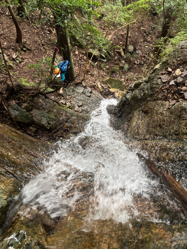 上から見た本宮山の滝を登る人