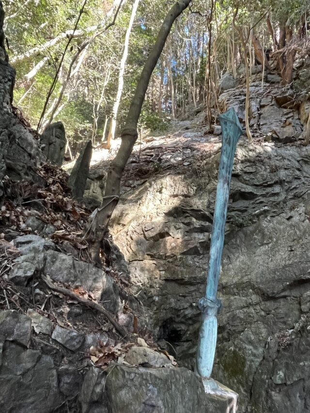 本宮山の三鈷剣と石仏