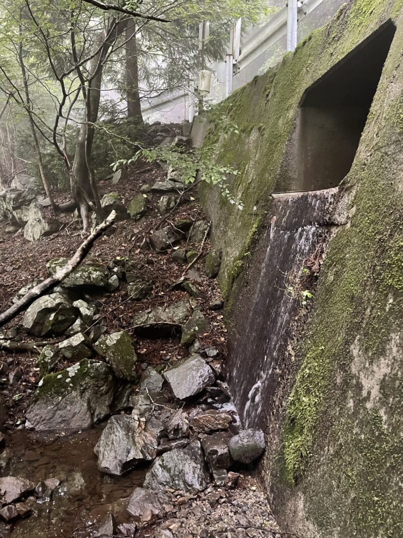 林道下の排水口
