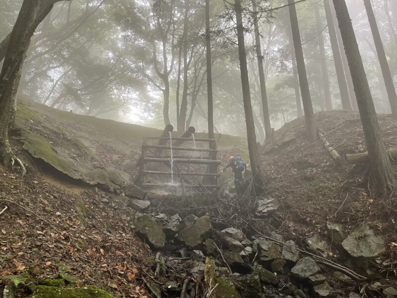 大きなパイプから流れる水
