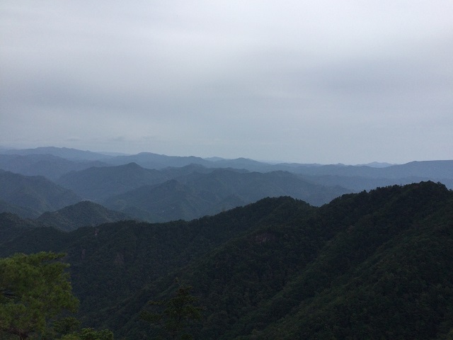 霞がかった山が見える景色