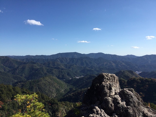 岩と山々