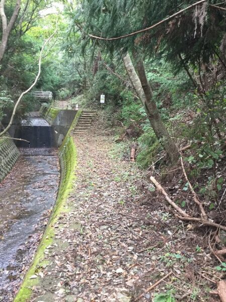 水路と登山道