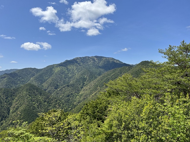 青空と遠くに見える山