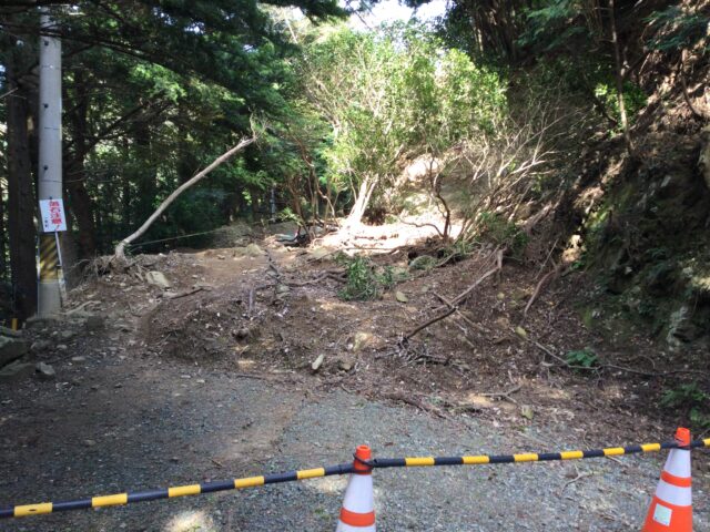 土砂が流れ込んだ林道
