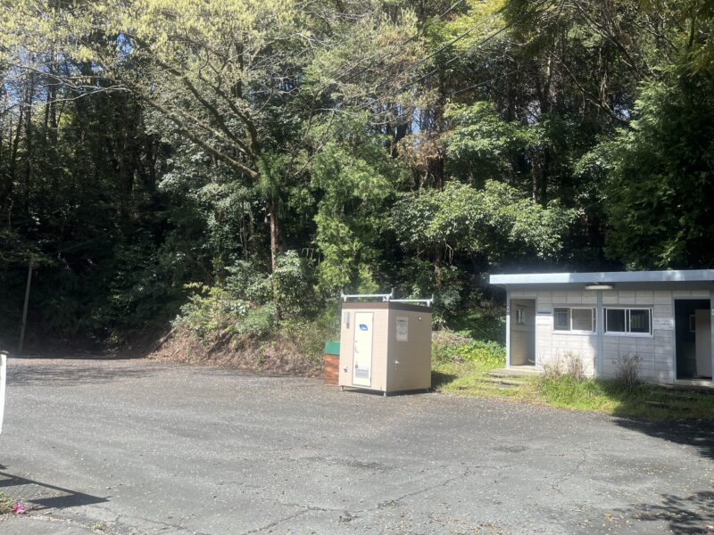 トイレの建物と簡易トイレ